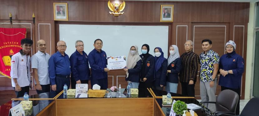   Wakil Rektor (Warek) 3 Unkris Dr Parbuntian Sinaga menyerahkan secara simbolis dana hibah Program Pembinaan Mahasiswa Wirausaha (P2MW) tahun 2023 dari Kemendikbudristek, Rabu (2/8/2023).