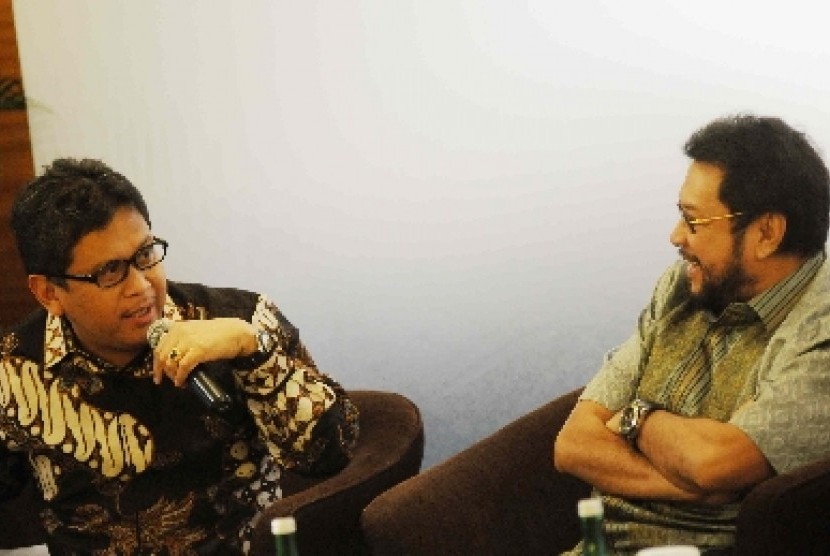 Wakil Sekjen DPP PDIP Hasto Kristianto bersama Ketua DPP Partai Golkar Yoris Raweyai saat paparan hasil survey calon presiden pada Pemilu 2014 di Jakarta, Rabu (29/1).