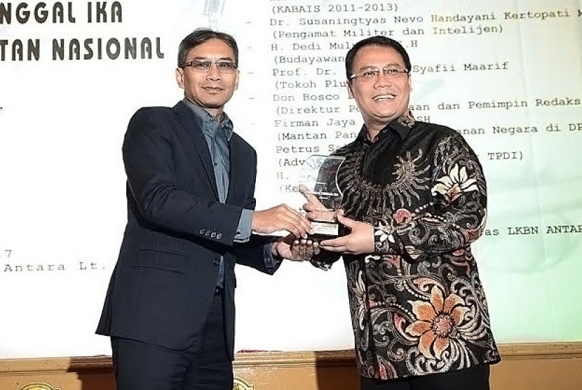 Wakil Sekjen PDIP Ahmad Basarah yang mewakili Megawati menerima award yang diserahkan Direktur Utama LKBN Antara Medyatama Suryodiningrat di gedung Wisma Antara, Senin, (22/5).