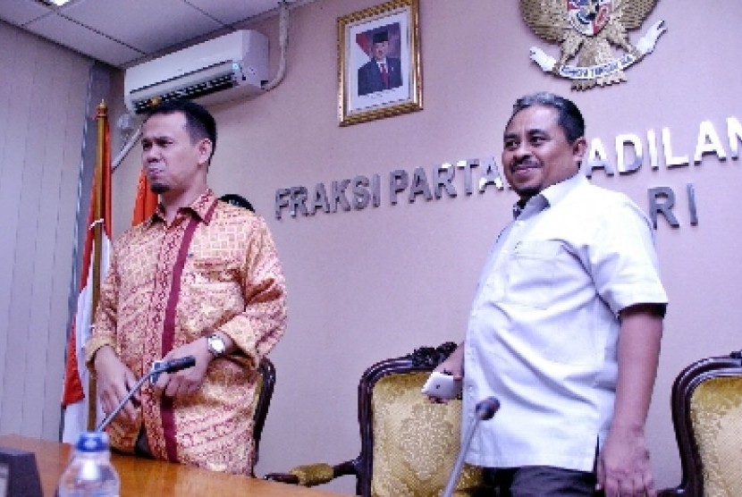 Wakil Sekjen PKS Mahfudz Siddiq (kiri) dan Presiden PKS Lutfi Hasan Ishaq (kanan).