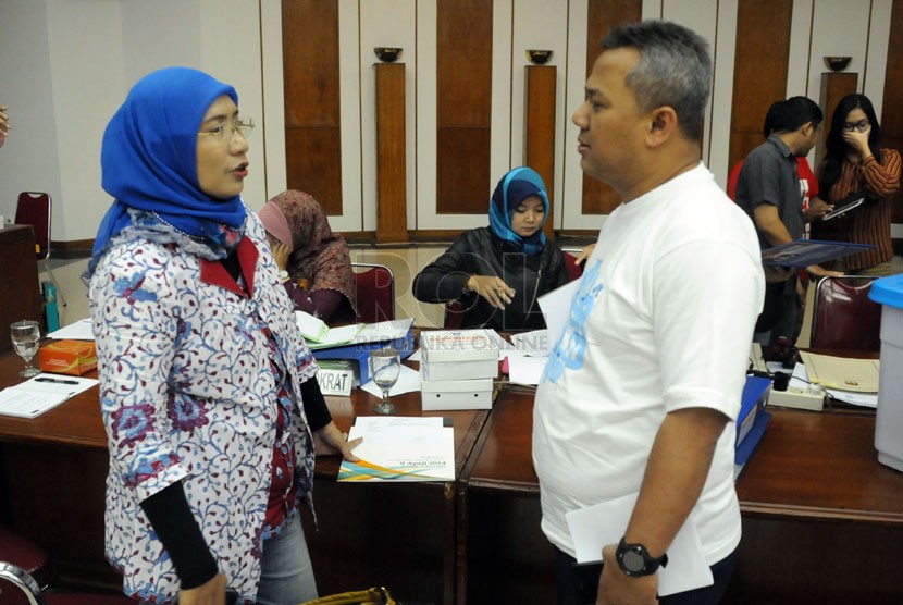  Wakil Sekretaris Jenderal DPP Partai Demokrat Andi Nurpati berbincang dengan Komisioner KPU Arief Budiman usai menyerahkan laporan dana kampanye Pemilu 2014 di Gedung KPU, Jakarta, Ahad (2/3). 