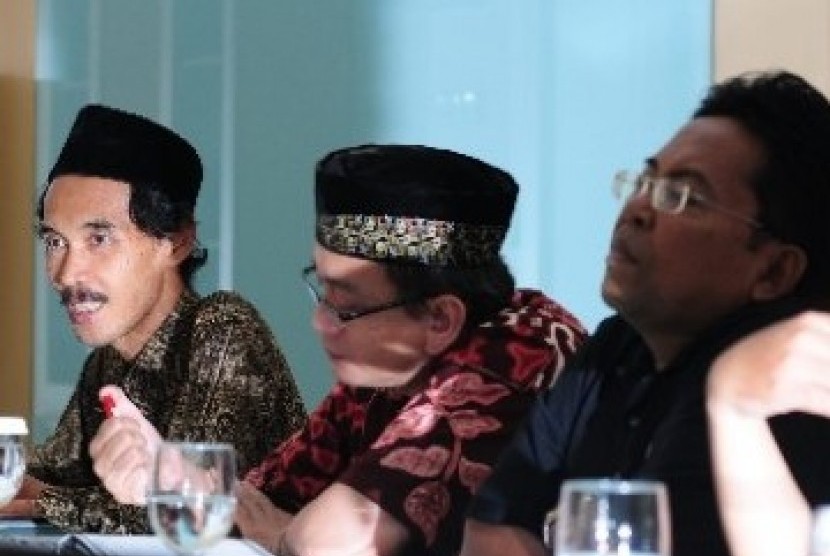 Wakil Sekretaris Jenderal Pengurus Besar Nahdatul Ulama (PB NU), Abdul Mun'im (kiri) dan sejumlah pengurus PBNU saat berkunjung ke Republika, Jumat (10/6),