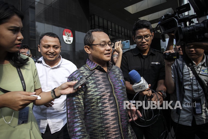 Wakil Sekretaris Jenderal (Wasekjen) Partai Golkar Sarmuji (tengah) menjawab pertanyaan awak media usai menjalani pemeriksaan di gedung KPK, Jakarta, Selasa (7/5/2019). 