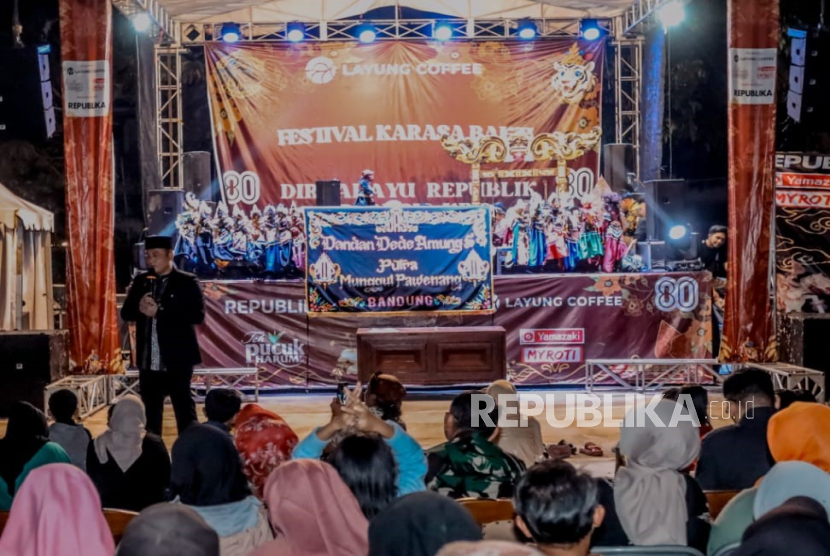 Wakil Wali Kota Bandung Dr H Erwin SE MPd berinteraksi dengan warga di sela pertunjukkan wayang golek, puncak peringatan HUT RI ke-80 di Komplek Taruna Parahyangan, Kelurahan Pasirendah, Kecamatan Ujungberung, Kota Bandung, Sabtu (13/9/2025).