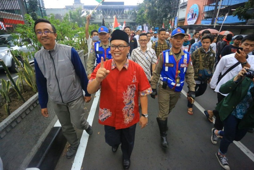 Wakil Wali Kota Bandung Oded M Danial (berpeci) dalam aksi long march 'Selamatkan Al Aqsa dan Palestina' di Kota Bandung, Jumat (21/7).