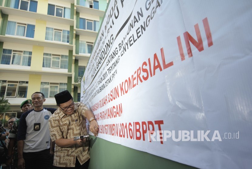 Wakil Wali Kota Bandung Oded M Danial (berpeci) terjun langsung melakukan penyegelan Rumah Susun PT Alpina Kencana Parahyangan yang melanggar peraturan, di kawasan Ciumbuleuit, Kota Bandung, Jumat (6/10).