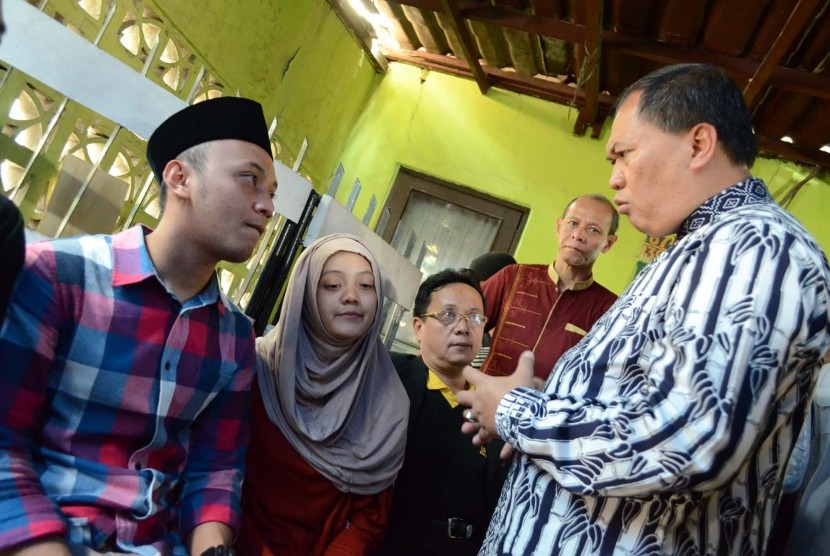 Wakil Wali Kota Bandung Oded M Danial berusaha menenangkan dua anak salah seorang korban musibah jatuhnya crane Adang Joppy Lili, di Kelurahan Padasuka, Kota Bandung, Ahad (13/9). (Republika/Edi Yusuf)