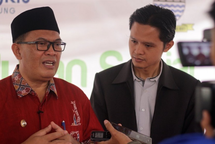 Wakil Wali Kota Bandung Oded M Danial (kiri) didampingi Direktur Rumah Yatim Nugroho BW dalam kegiatan sosial yang berlangsung di halaman Kantor Dinas Sosial dan Penanggulangan Kemiskinan (Dinsosnagkis) Kota Bandung, Kamis (26/10).   
