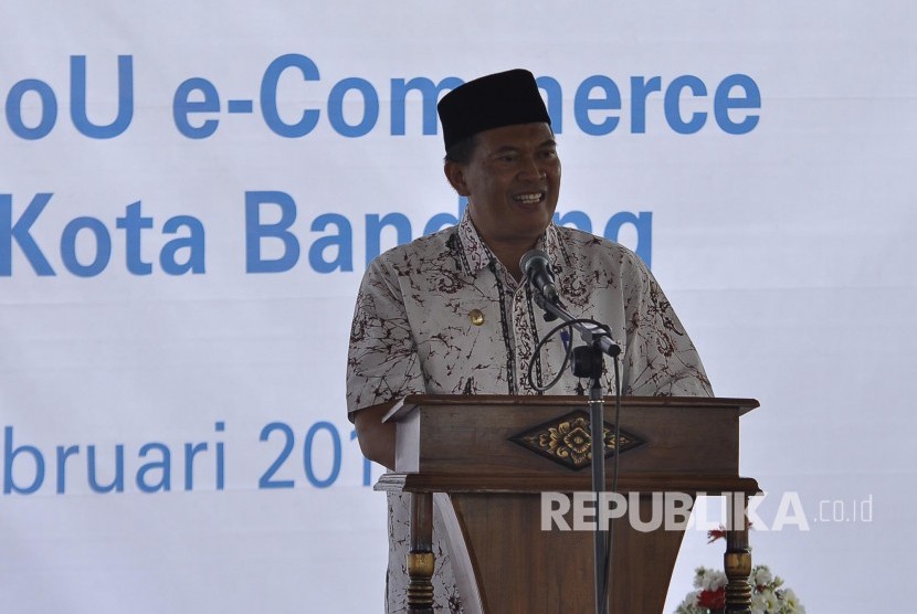 Wakil Wali Kota Bandung Oded M. Danial memberi sambutan saat peluncuran Program Bantuan Pangan Non Tunai (BPNT) 2017 serta pendandatangan MoU e-Commerce di Jalan Binong Jati, Kota Bandung, Kamis, (23/2). 