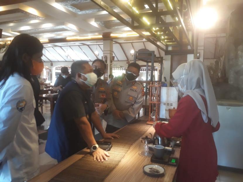 Wakil Wali Kota Bandung, Yana Mulyana bersama Kapolrestabes Bandung, Kombes Pol Ulung Sampurna Jaya meninjau simulasi penerapan dine in di salah satu restoran, Jumat (30/7).