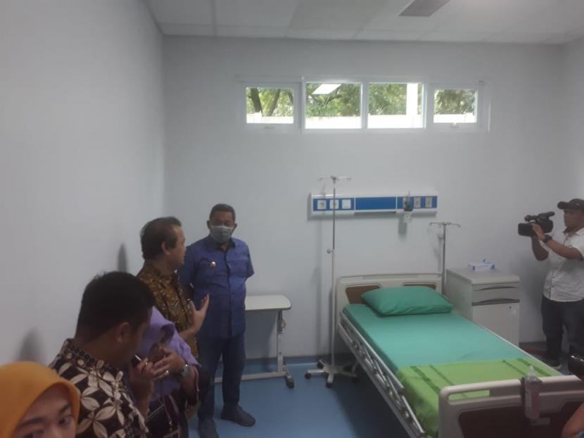 Wakil Wali Kota Bandung, Yana Mulyana meninjau dua ruang isolasi di Rumah Sakit Khusus Ibu dan Anak (RSKIA), Jumat (13/3). Fasilitas disiapkan mengantisipasi adanya pasien yang terpapar virus korona di Kota Bandung.