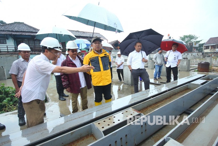 Wakil Wali Kota Bandung Yana Mulyana (tengah) meninjau persiapan pembangunan revitalisasi Pasar Cihaurgeulis, Kota Bandung. 
