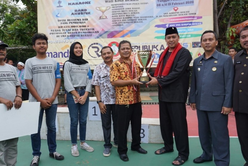 Wakil Wali Kota Bekasi, Dr. Tri Adhianto Tjahyono menutup kegiatan PORSENI MIPA Ke-20 OSIS SMA KORPRI Bekasi.