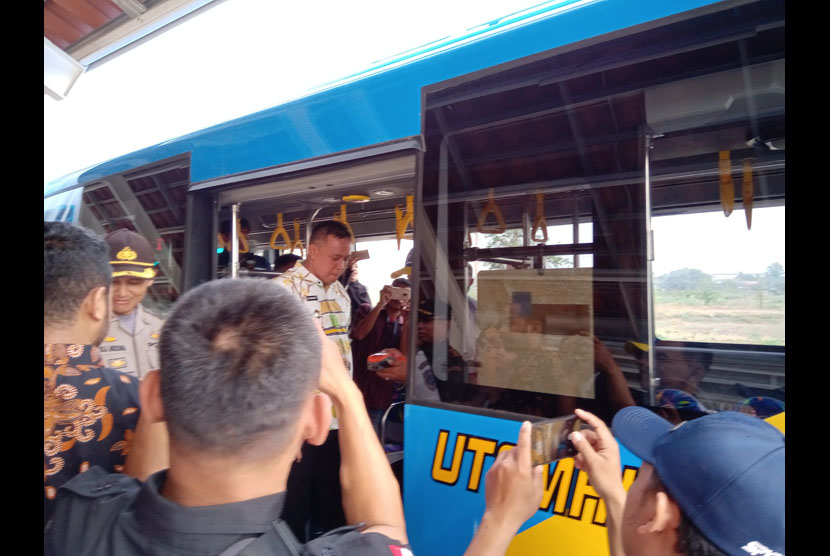 Wakil Wali Kota Bekasi, Tri Adhianto meresmikan Bus Transpatriot rute II dan III.