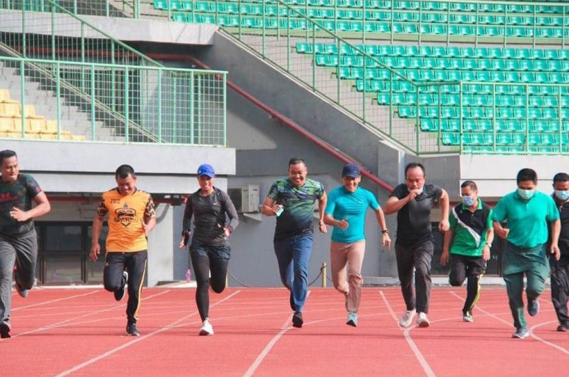Wakil Wali Kota Bekasi, Tri Adhianto Tjahyono berlari di  Stadion Patriot Candrabhaga, Kota Bekasi, Jawa Barat.