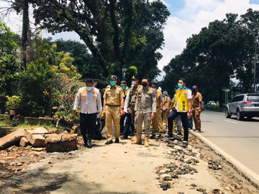 Wakil Wali Kota Bogor, Dedie A. Rachim bersama dinas-dinas dan satuan pemerintahan terkait, meninjau Jalan Pajajaran yang akan dibangun pedestrian oleh Kementerian PUPR, Senin (22/3). 