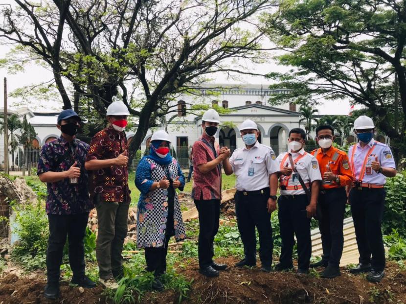 Wakil Wali Kota Bogor, Dedie A. Rachim bersama Dinas Perumahan dan Permukiman (Disperumkim) Kota Bogor dan PT KAI meninjau pembangunan Alun-alun Kota Bogor, yang akan diintegrasikan dengan Stasiun Bogor, Jumat (13/8). 