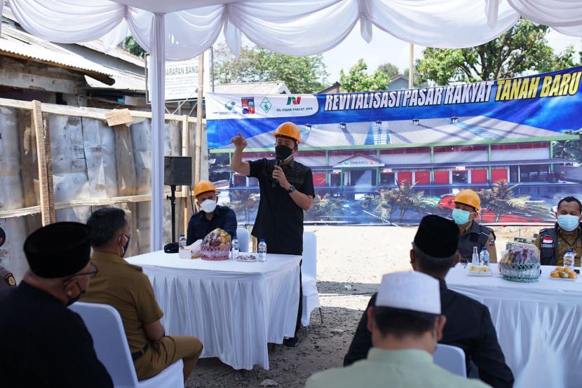 Wakil Wali Kota Bogor, Dedie A. Rachim di tengah revitalisasi Pasar Rakyat Tanah Baru, Kecamatan Bogor Utara, Kota Bogor, Senin (16/8).