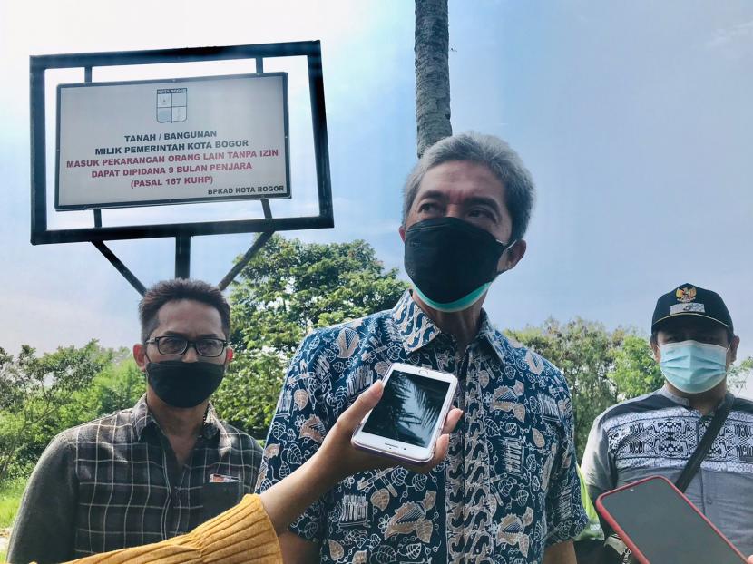 Wakil Wali Kota Bogor, Dedie A. Rachim diwawancara usai meninjau penataan kawasan Sukaresmi di Jalan Raya Cilebut, Tanah Sareal, Kota Bogor, Jumat (3/9). 