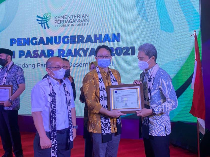 Wakil Wali Kota Bogor Dedie A. Rachim (kanan) menerima sertifikat Standar Nasional Indonesia (SNI) dari Kementerian Perdagangan (Kemendag) Republik Indonesia, untuk Pasar Gunung Batu yang dikelola Perumda Pasar Pakuan Jaya (PPJ), Rabu (8/12)