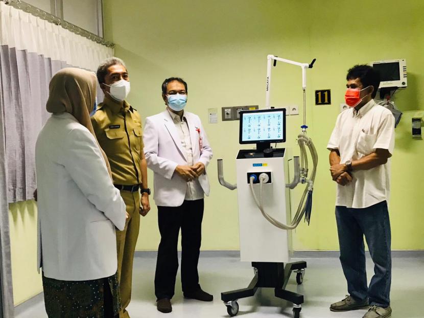 Wakil Wali Kota Bogor, Dedie A. Rachim (kedua dari kiri) melihat ventilator buatan warga Kota Bogor di RS PMI, Selasa (19/1).