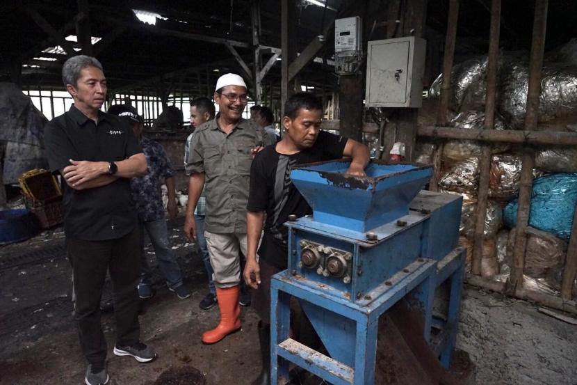 Wakil Wali Kota Bogor Dedie A. Rachim, mengunjungi PT Fajar Sarana Niaga di Kecamatan Gunung Putri, Kabupaten Bogor untuk mempelajari pengolahan sampah rumah tangga. Dok. Pemkot Bogor