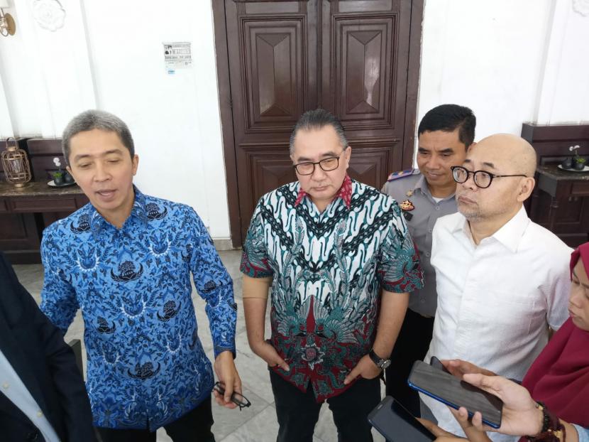 Wakil Wali Kota Bogor Dedie A Rachim (kiri). Pemkot Bogor akan membatasi pergerakan masyarakat dalam skala besar untuk mengantisipasi persebaran virus corona atau covid-19.