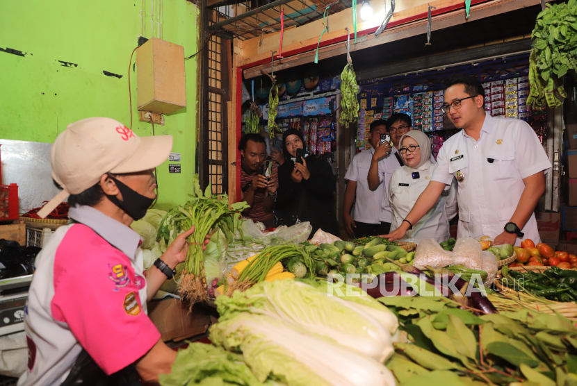Wakil Wali Kota Cimahi, Adhitia Yudisthira Memantau Ketersediaan dan Harga Kebutuhan Pokok Masyarakat di Pasar Antri pada Rabu (4/6).