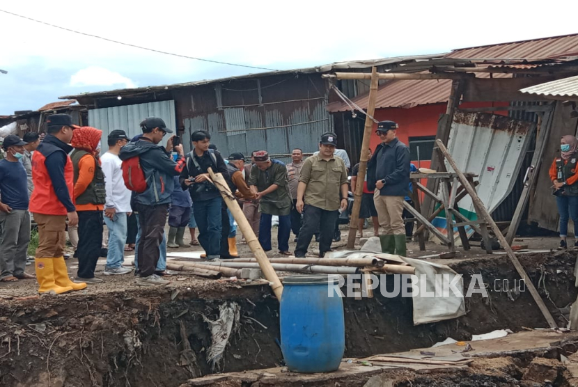 Wakil Wali Kota Cimahi Adhitia Yudisthira Meninjau Lokasi Banjir di Kelurahan Melong, Kecamatan Cimahi Selatan. Ada 300 Rumah Terdampak Banjir di Wilayah Tersebut.