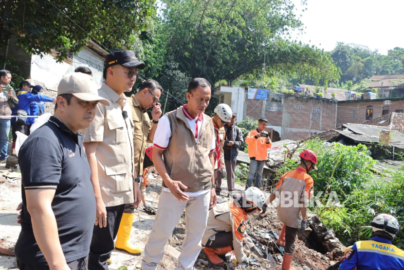 Wakil Wali Kota Cimahi, Adhtia Yudisthira Meninjau Lokasi Banjir Bandang di RW 10, Kelurahan Leuwigajah, Kecamatan Cimahi Selatan pada Sabtu (8/3/2025)