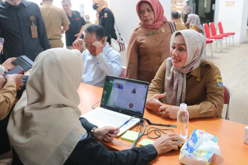 Wakil Wali Kota Cirebon Eti Herawati saat peluncuran penerapan Identitas Kependudukan Digital (IKD) di Kota Cirebon, Selasa (10/1/2023).