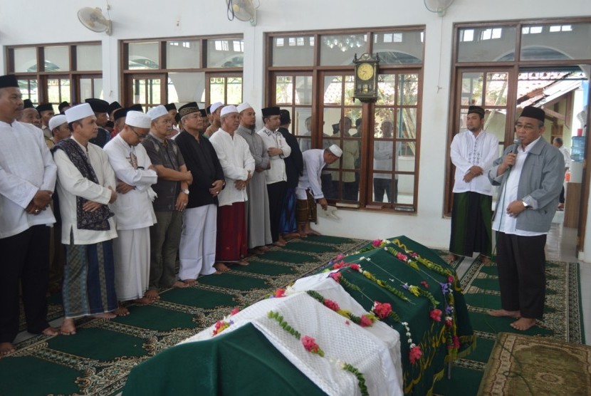 wakil wali kota depok, dr kh idris somad (kanan) menyampaikan sambutan pada pelaksanaan shalat jenazah kh anwar hidayat