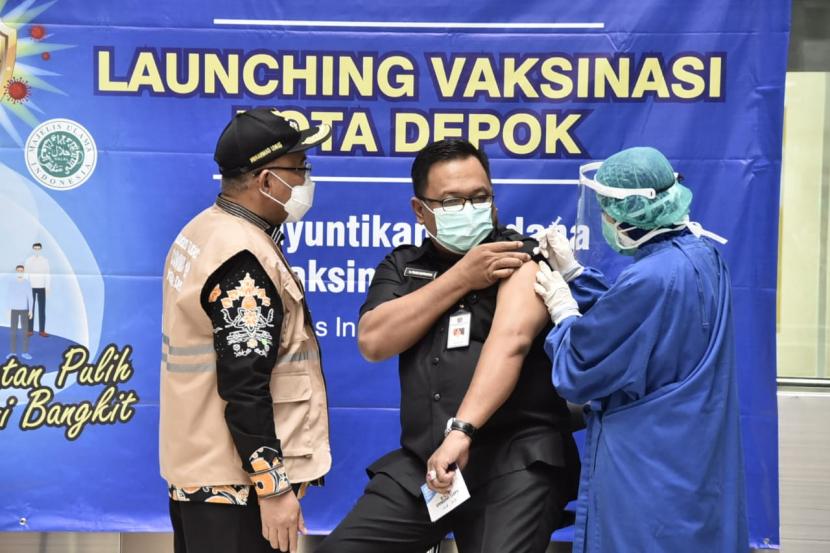 Wakil Wali Kota Depok, Pradi Supriatna disaksikan Wali Kota Depok, Mohammad Idris melaksanakan vaksinisasi Covid-19 di RSUI Depok, Kamis (14/1).