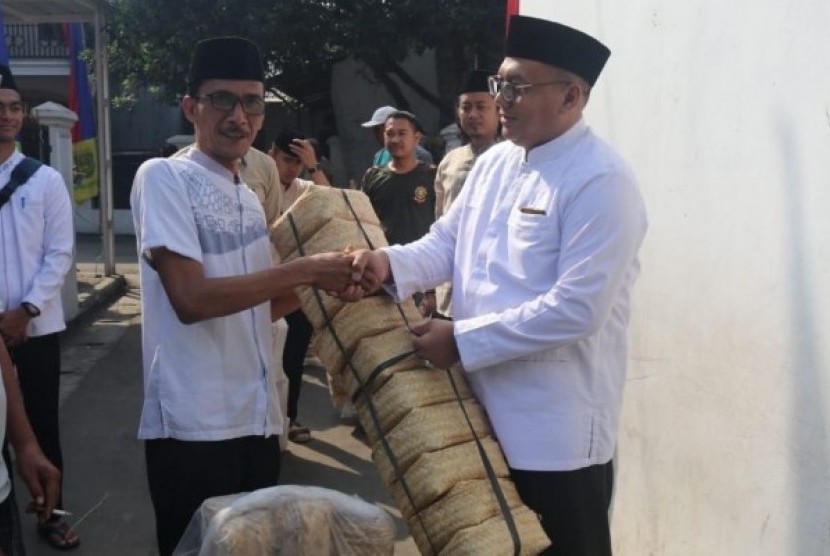 Wakil Wali Kota Depok, Pradi Supriatna membagi-bagikan 1.000 besek bambu ke sejumlah panitia pemotongan hewan kurban di sejumlah tempat pemotongan hewan kurban di lingkungan sekitar rumahnya di Kelurahan Kukusan, Kota Depok, Ahad (11/8).