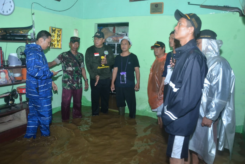 Wakil Wali Kota Depok, Pradi Supriatna terjun langsung memantau dan mengatur lalulintas di lokasi banjir di Jalan Arif Rahman Hakim, Rabu (1/1).