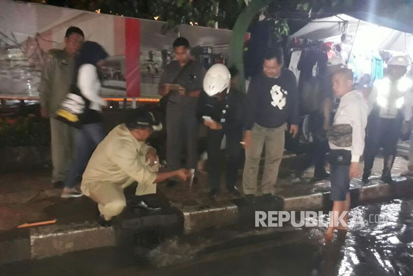 Wakil Wali Kota Depok, Pradi Supriatna terjun langsung meninjau titik banjir di depan Terminal Depok, Jalan Margonda yang mengakibatkan kemacetan total di sepanjang Jalan Margonda selama empat jam, dari pukul 16.00 WIB hingga pukul 21.00 WIB, Senin (10/4). 