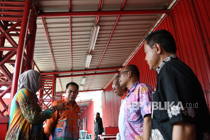 Wakil Wali Kota Jakarta Pusat Irwandi (kedua kiri). Irwandi mengatakan penjagaan trotoar Senen untuk mensterilkan wilayah itu dari pedagang kaki lima merupakan upaya relokasi dan bukan penggusuran. 