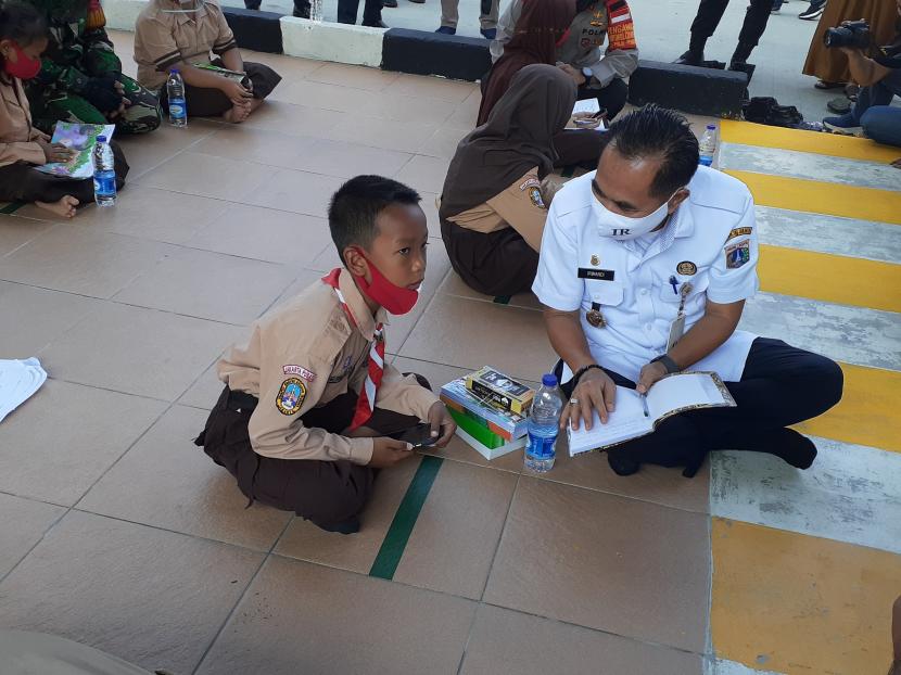 Wakil Wali Kota Jakarta Pusat, Irwandi sedang mengecek pembelajaran jarak jauh yang dilakukan siswa dengan menggunakan Wi-Fi gratis dari Pemkot Jakpus di SDN 01 Galur, Jakarta Pusat.
