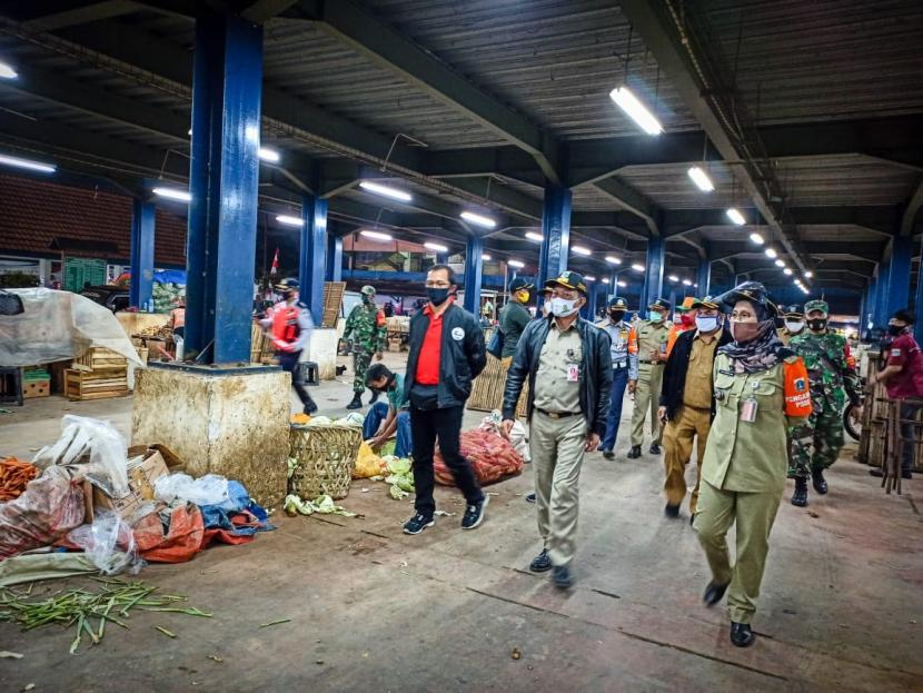 Wakil Wali Kota Jakarta Selatan, Isnawa Adji usai melakukan peninjauan terhadap lokasi penataan PKL di Pasar Jaya Pasar Minggu, Senin (31/8) malam.