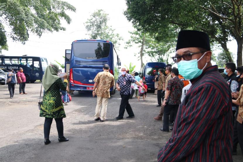 Wakil Wali Kota Malang, Sofyan Edi Jarwoko beserta jajaran menyambut kedatangan pengungsi dari Mamuju, Sulbar di Lanud Abdulrahman Saleh, Kamis (21/1). 