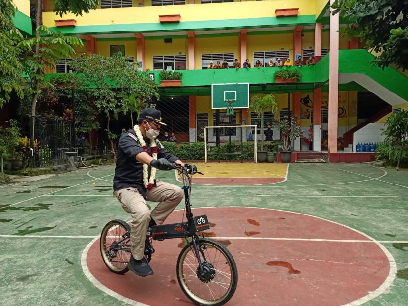Wakil Wali Kota Malang, Sofyan Edi Jarwoko meresmikan prototipe e-Bike di SMK Nasional, Malang, Sabtu (12/12).