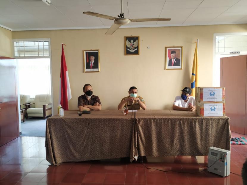 Wakil Wali Kota Muhammad Yusuf (tengah) dan Ketua DPC Hiswana Migas Sigit Wahyu Nandika (kiri), saat konferensi pers di kantor DPC Hiswana Migas Priangan Timur, Kota Tasikmalaya, Senin (20/4). 