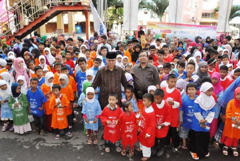 Wakil Wali Kota Padang bersama PKPU menemani anak yatim belanja keperluan lebaran dalam program 'Belanja Bareng Yatim'