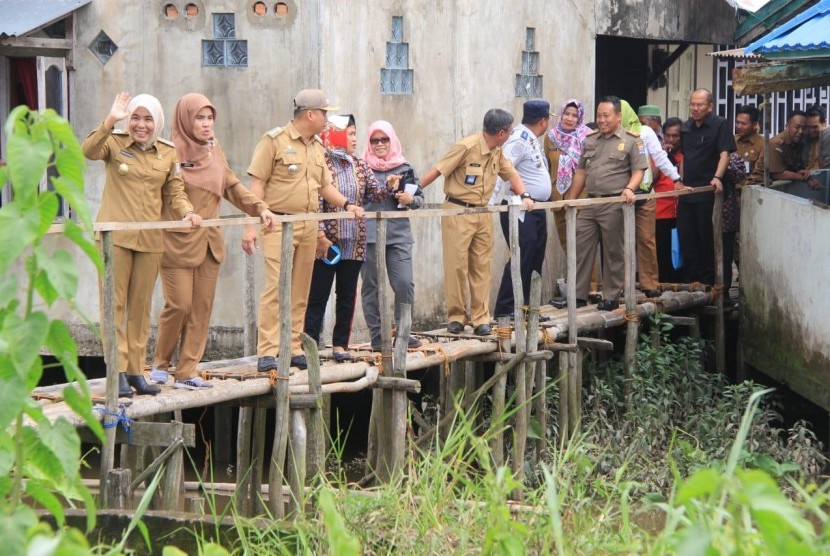 Wakil Wali Kota Palembang Fitrianti Agustinda (kiri), Senin (17/12) melakukan peninjauan ke kawasan di bawah jembatan Musi II di Kelurahan Karang Anyar, Kecamatan Gandus. Kunjungan sebagai persiapan untuk menjadikan bantaran sungai sebagai ruang terbuka hijau (RTH) yang akan mulai ditata pada 2019.