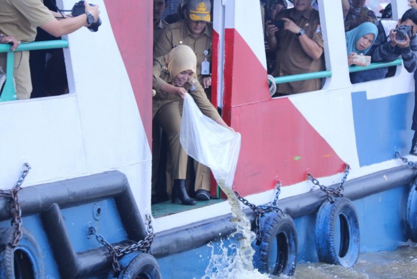 Wakil Wali Kota Palembang Fitrianti Agustinda, Senin (28/1) menebar ribuan benih ikan jenis tembakang dan patin ke Sungai Musi yang membelah Kota Palembang. 