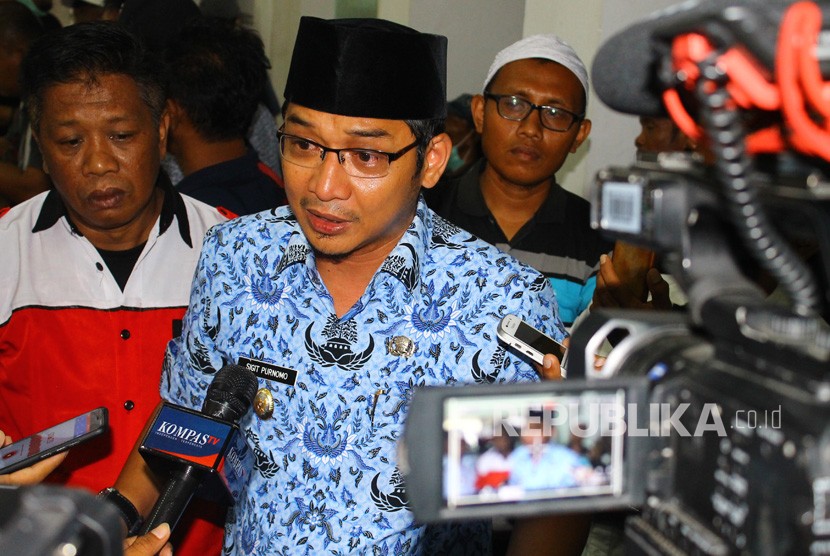 Wakil Wali Kota Palu, Sigit Purnomo (tengah) memberikan keterangan pers di sela Rapat Dengar Pendapat (RDP) di kantor DPRD Palu, Sulawesi Tengah, Rabu (17/10/2018). 