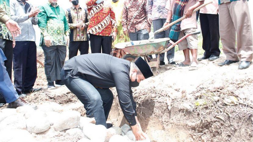 Wakil Wali Kota Pariaman, Mardison Mahyuddin, melakukan peletakan batu pertama Pembangunan Pondok Pesantren Muhammadiyah Kota Pariaman secara simbolis di Desa Manggung, Kecamatan Pariaman Utara, Kamis (14/10).
