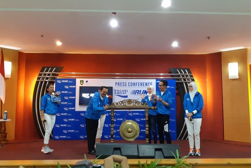 Wakil Wali Kota Solo Achmad Purnomo memukul gong sebagai tanda peluncuran Kota Solo sebagai lokasi penyelenggaraan Pocari Sweat Run pada 29 Maret 2020, di acara konferensi pers di kompleks Balai Kota Solo, Senin (11/11). 