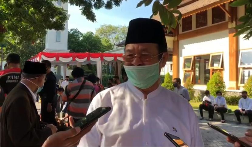 Wakil Wali Kota Solo, Achmad Purnomo, saat diwawancara wartawan seusai Sholat Idul Adha di Masjid Baitul Hikmah kompleks Balai Kota Solo, Jumat (31/7). 