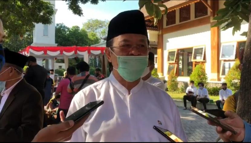 Wakil Wali Kota Solo, Achmad Purnomo, saat diwawancara wartawan seusai Sholat Idul Adha di Masjid Baitul Hikmah kompleks Balai Kota Solo, Jumat (31/7).